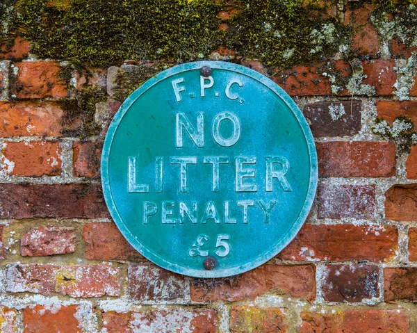 Een Vintage Littering Penalty Bord Het Dorp Finchingfield Essex — Stockfoto
