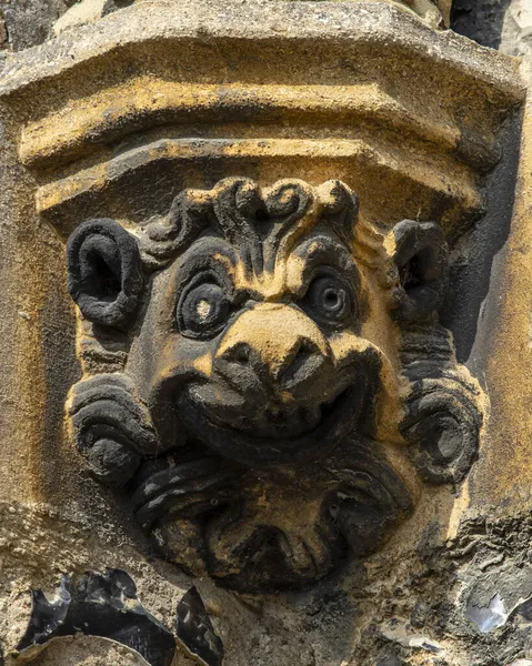 Primer Plano Una Escultura León Exterior Iglesia Santa María Ciudad — Foto de Stock