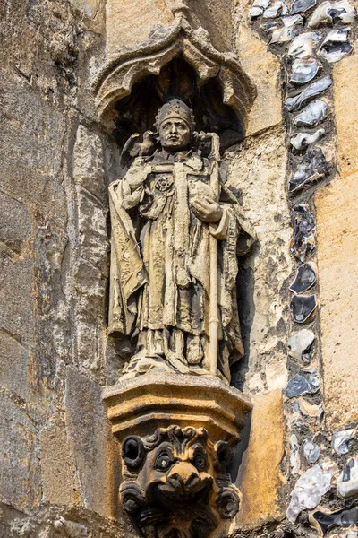 에섹스에 아름다운 사프란 월든에 마리스 성당의 외부에 조각품 동정녀 마리아 — 스톡 사진