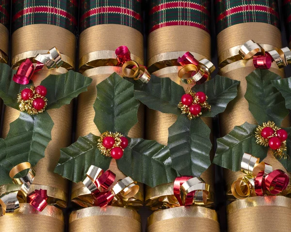 Έξι Όμορφα Διακοσμημένα Παραδοσιακά Χριστούγεννα Crackers — Φωτογραφία Αρχείου