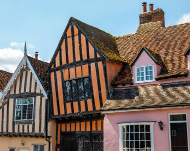 Suffolk, İngiltere 'deki Lavenham köyündeki Eğri Ev manzarası.. 