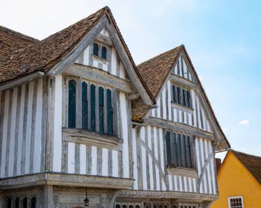 İngiltere 'nin Suffolk kentindeki Lavenham köyündeki tarihi Guildhall' ın dış cephesi..