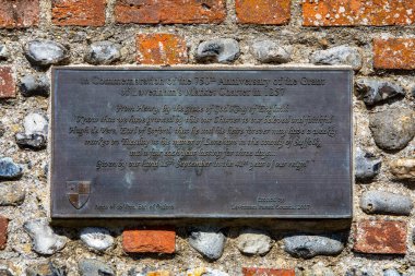 Suffolk, İngiltere - 12 Ağustos 2021: 1257 yılında İngiltere 'nin Suffolk kentindeki Lavenham köyünde Lavenham Pazarı' nın 750. kuruluş yıldönümü anısına bir plaket.