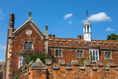 İngiltere 'nin Suffolk kentindeki Long Melford köyündeki güzel Trinity Hastanesi binasının manzarası..
