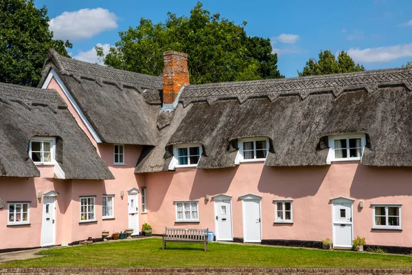 英国萨福克 2021年8月11日 英国萨福克市Cavendish村美丽的粉红别墅 — 图库照片