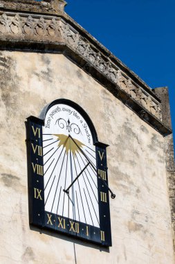 Suffolk, İngiltere 'deki Doğu Bergholt köyündeki Aziz Meryem Kilisesi' nin dış cephesinde güneş saati..