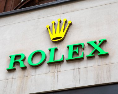 Londra, İngiltere - 12 Ağustos 2021: Brompton Road, İngiltere 'de lüks bir saat dükkanının girişinde Rolex logosu.