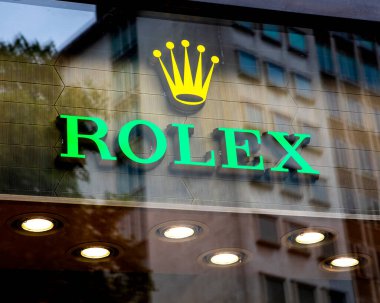 Londra, İngiltere - 12 Ağustos 2021: Brompton Road, İngiltere 'de lüks bir saat dükkanının girişinde Rolex logosu.