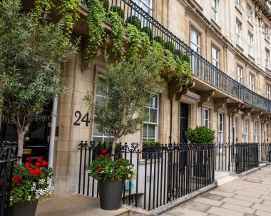 Londra, İngiltere - 12 Ağustos 2021: Londra, İngiltere 'de Wilton Crescent' te şaşırtıcı Gürcü teras mülkleri.