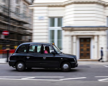 Londra, İngiltere - 12 Ağustos 2021: Londra Taksi durağı olarak da bilinen bir fotoğraf, İngiltere 'nin merkezinden geçiyor.. 