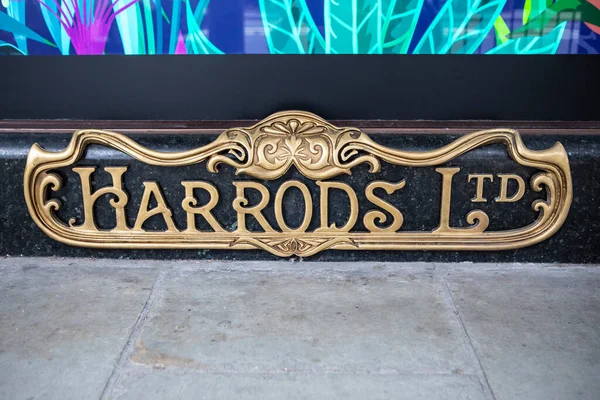 Лондон Великобритания Августа 2021 Года Знак Harrods Ltd Фасаде Знаменитого — стоковое фото