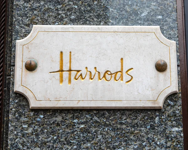 London Storbritannien Augusti 2021 Harrods Skylt Utsidan Den Berömda Harrods — Stockfoto