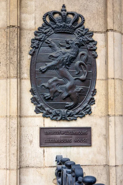 2021年8月12日 卢森堡大使馆入口旁边的一座雕塑 也被称为卢森堡宫 位于英国伦敦新月街 — 图库照片