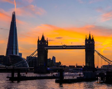 Londra, İngiltere 'deki çarpıcı Tower Bridge ve Çömlek' in akşam manzarası..