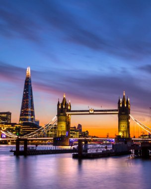 Thames Nehri 'nin üzerinde, çarpıcı Tower Köprüsü' nün ve Londra 'daki Çömlek' in üzerinde bir akşam manzarası..