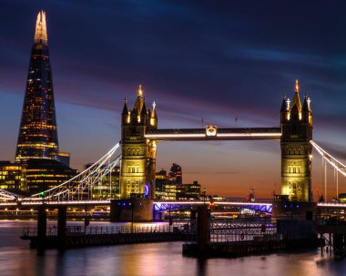 Thames Nehri 'nin üzerinde, çarpıcı Tower Köprüsü' nün ve Londra 'daki Çömlek' in üzerinde bir akşam manzarası..