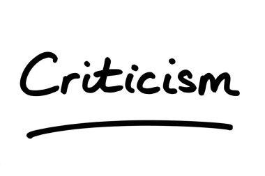 Eleştiri, beyaz arkaplanda el yazısı.