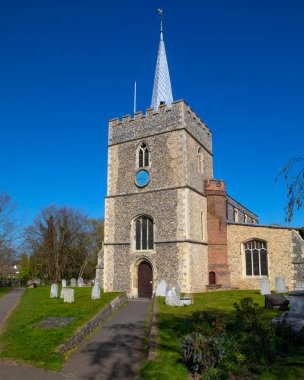 Hertfordshire, İngiltere - 22 Nisan 2021: Hertfordshire, İngiltere 'deki güzel Sawbridgeworth kasabasındaki Büyük Aziz Mary Kilisesi manzarası.