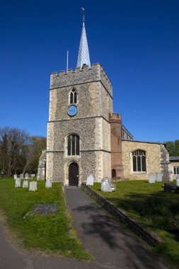 Hertfordshire, İngiltere 'deki güzel Sawbridgeworth kasabasındaki Büyük Mary Kilisesi manzarası..