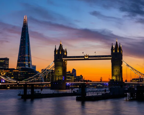 Uma Vista Noturna Sobre Rio Tâmisa Deslumbrante Tower Bridge Shard — Fotografia de Stock