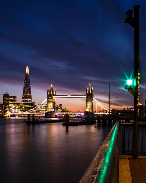 ロンドン 2021年8月16日 英国ロンドンの美しいタワーブリッジとシャードのテムズ川の夕景 — ストック写真