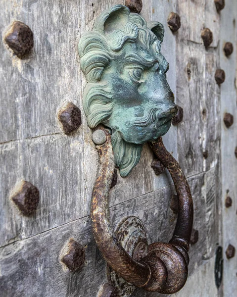 Крупный План Впечатляющего Door Knocker Историческом Замке Лидс Кенте Великобритания — стоковое фото