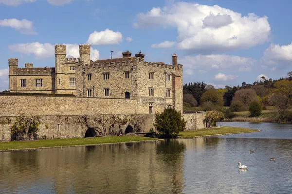 Utsikt Över Vallgraven Mot Det Historiska Leeds Castle Kent Storbritannien — Stockfoto