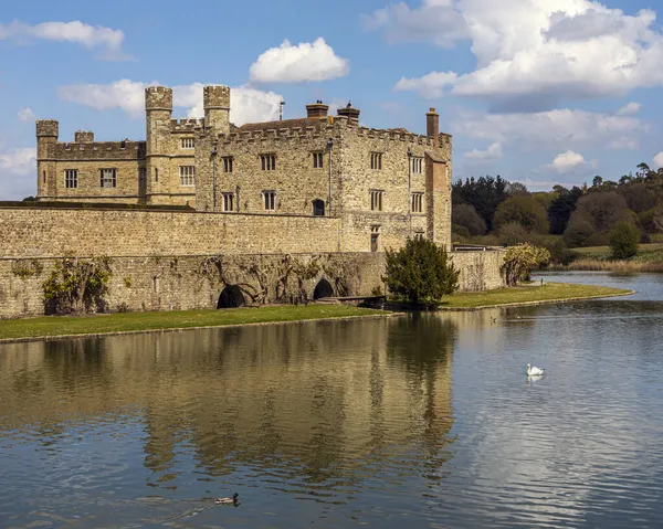 Utsikt Över Vallgraven Mot Det Historiska Leeds Castle Kent Storbritannien — Stockfoto