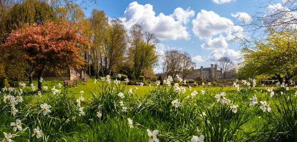 Vacker Panoramautsikt Över Leeds Slott Och Trädgårdar Vårsäsongen Kent Storbritannien — Stockfoto