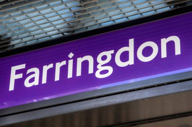 Londra, İngiltere - 7 Mayıs 2021: Londra, İngiltere 'deki Farringdon İstasyonu girişinin üstündeki tabela.