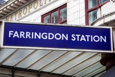 Londra, İngiltere - 7 Mayıs 2021: Londra, İngiltere 'deki Farringdon İstasyonu girişinin üstündeki tabela.
