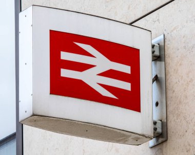 Londra, İngiltere - 7 Mayıs 2021: Londra 'nın merkezinde bir tren istasyonunun girişinin üstündeki Ulusal Demiryolu tabelasının yakın çekimi.