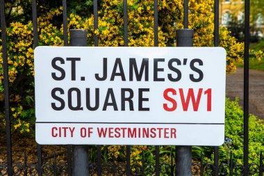 Londra, İngiltere 'deki tarihi St Jamess Meydanı için sokak tabelası..