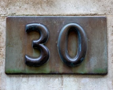 30 numarayı gösteren pirinç bir plaket..