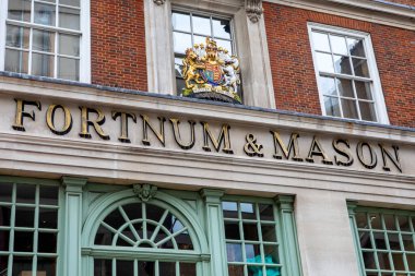 Londra, İngiltere - 13 Mayıs 2021: Londra, İngiltere 'deki Piccadilly' deki mağazalarının arka tarafındaki Fortnum ve Mason logosunun yakın çekimi.