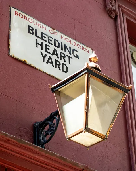 英国伦敦 2021年5月7日 英国伦敦市中心一个用老式灯拍摄的 红心场 街道标志 在查尔斯 狄更斯的小说 小多瑞特 院子是著名的 — 图库照片