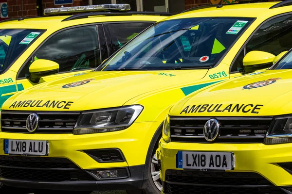 Londres Reino Unido Mayo 2021 Una Fila Vehículos Ambulancia Emergencia — Foto de Stock