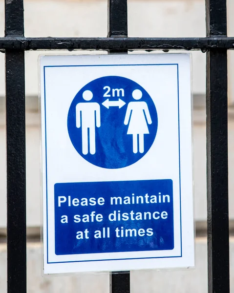 在英国Covid 19大流行期间 密切留意伦敦市中心的一个社会隔离标志 提醒市民与他人保持安全距离 — 图库照片