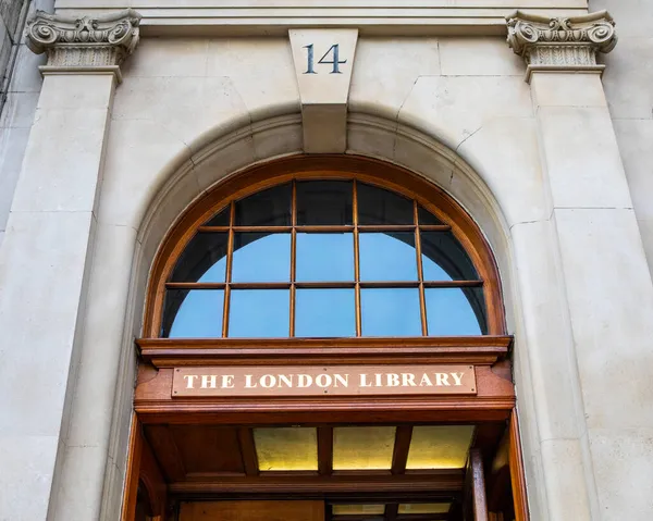 伦敦历史名城圣詹姆斯广场的伦敦图书馆外景 — 图库照片