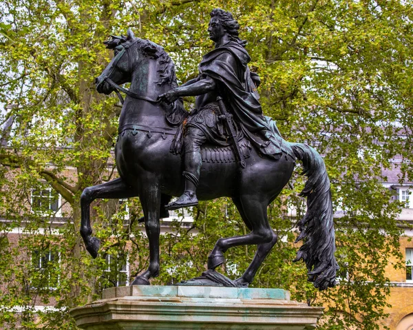 英国ロンドンの歴史的な聖ジェームズ広場にある王ウィリアム3世の像 — ストック写真