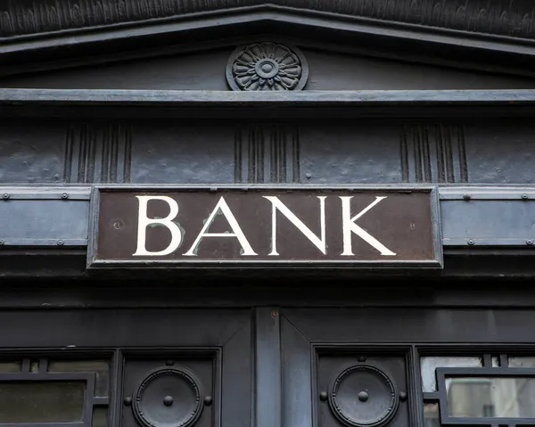 Londra, İngiltere 'nin merkezindeki eski bir banka binasının klasik dış yüzeyi..