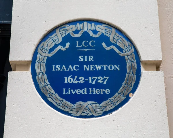 Londra, İngiltere - 13 Mayıs 2021: Ünlü bilim adamı Sir Isaac Newton 'un bir zamanlar yaşadığı Londra, İngiltere' deki Jermyn Caddesi 'nde mavi bir plaket.