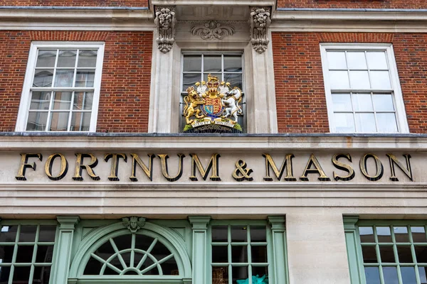 英国伦敦 2021年5月13日 英国伦敦皮卡迪利 Piccadilly 商店背面的Fortnum和Mason标志的特写 — 图库照片