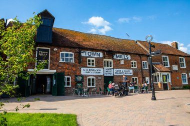 Andover, İngiltere - 29 Mayıs 2021: Hampshire, İngiltere 'deki güzel Town Mills binasının manzarası. Bina artık bir halka açık ev ve restoran..