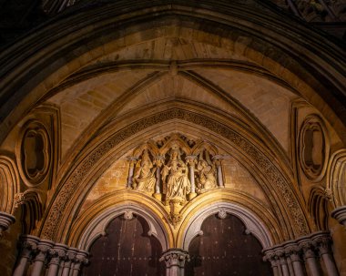 Salisbury, İngiltere - 29 Mayıs 2021: Salisbury, Wiltshire, İngiltere 'deki tarihi Salisbury Katedrali' nin girişinin üzerinde dış görev.