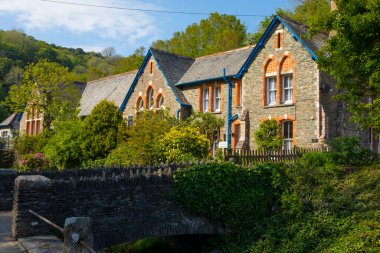 Cornwall, İngiltere - 30 Mayıs 2021: İngiltere 'nin Cornwall kentinde Polperro Village Hall olarak hizmet veren balıkçı köyünde güzel bir bina.