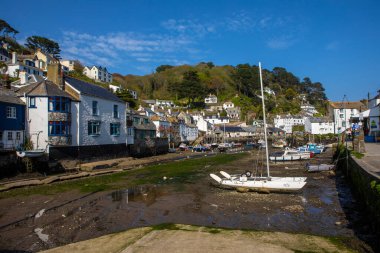 Cornwall, İngiltere - 30 Mayıs 2021: İngiltere 'nin Cornwall kentindeki tarihi balıkçı köyü Polperro' da bir manzara.