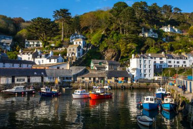 Cornwall, İngiltere - 30 Mayıs 2021: İngiltere 'nin Cornwall kentindeki tarihi balıkçı köyü Polperro' da bir manzara.