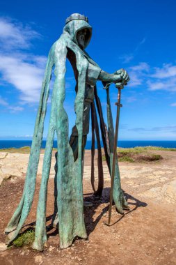 Cornwall, İngiltere - 3 Haziran 2021: İngiltere 'nin Cornwall kentindeki Tintagel Kalesi' nde Kral Arthur 'un heykeli. Heykelin adı Gallos - Cornish dilinde güç anlamına gelen kelimeden türetilmiştir..