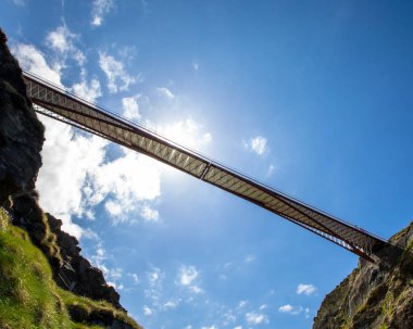 Cornwall, İngiltere 'deki Tintagel Kalesi' ndeki etkileyici yaya köprüsü..